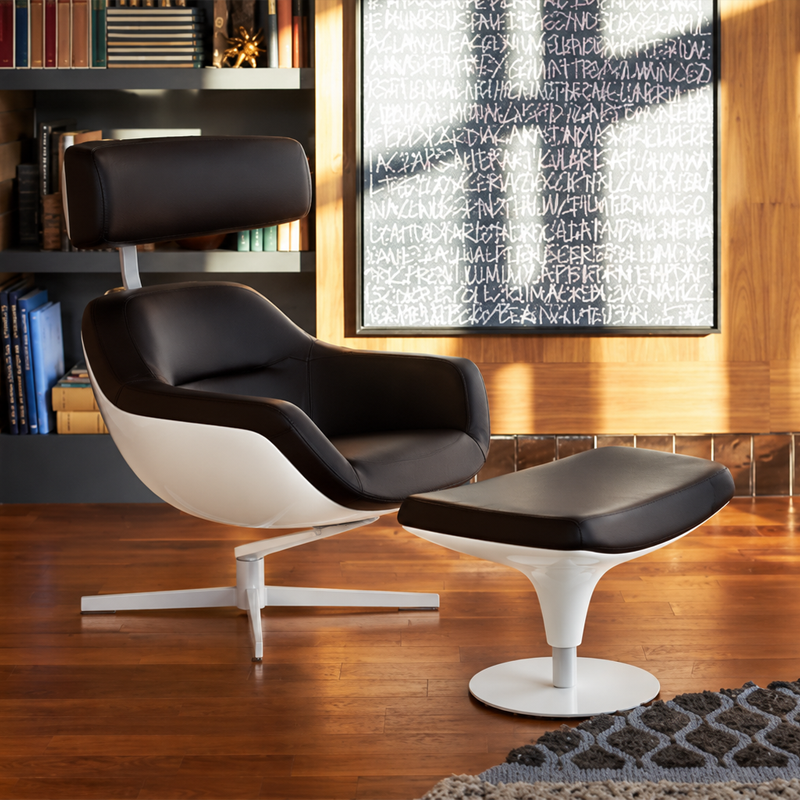 Fauteuil Auckland noir et blanc avec repose-pieds dans un salon contemporain avec mobilier en bois
