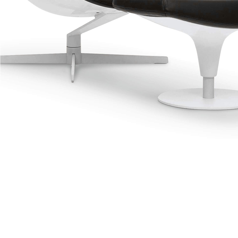 Détail de la structure porteuse blanche et du piètement pivotant du fauteuil Auckland Cassina