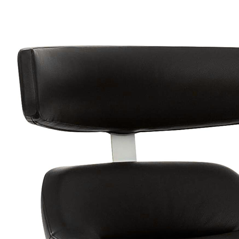 Gros plan sur l'appuie-tête rembourré noir réglable du fauteuil Auckland 277 Cassina