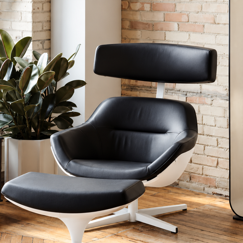 Fauteuil Auckland Cassina avec revêtement noir et coque blanche dans un coin lecture près d'un mur en briques