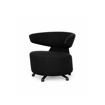 Fauteuil Biki K06 02 Cassina en tissu Lincoln Nero noir, design Toshiyuki Kita, vue de trois quarts sur fond blanc