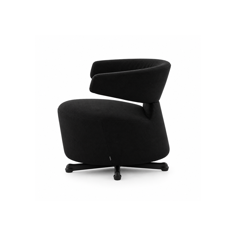Vue latérale du fauteuil Biki Cassina en tissu noir avec dossier incurvé, accoudoirs enveloppants et base pivotante