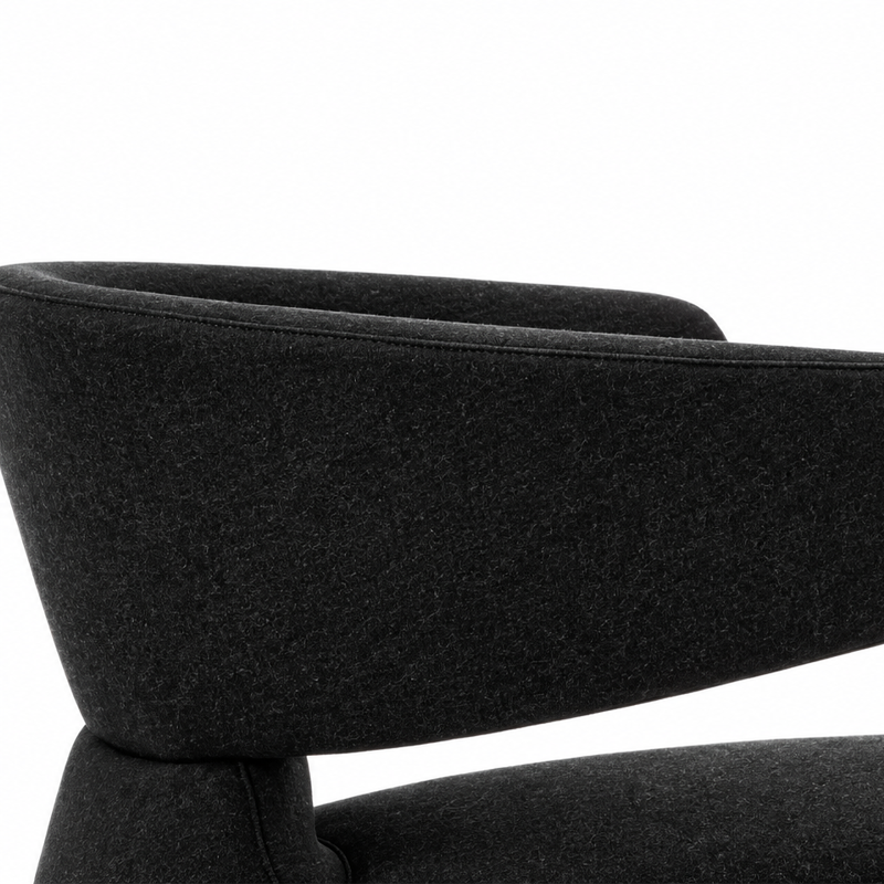 Gros plan sur le dossier arrondi et le tissu noir du fauteuil Biki Cassina, design Toshiyuki Kita