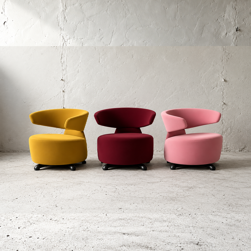 Trois fauteuils Biki de Toshiyuki Kita pour Cassina, présentés en tissu jaune, bordeaux et rose