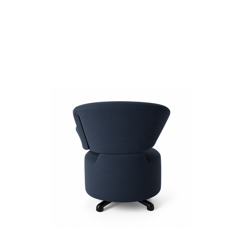 Vue arrière du fauteuil Canta Cassina en tissu bleu foncé montrant son dossier arrondi et son piètement noir