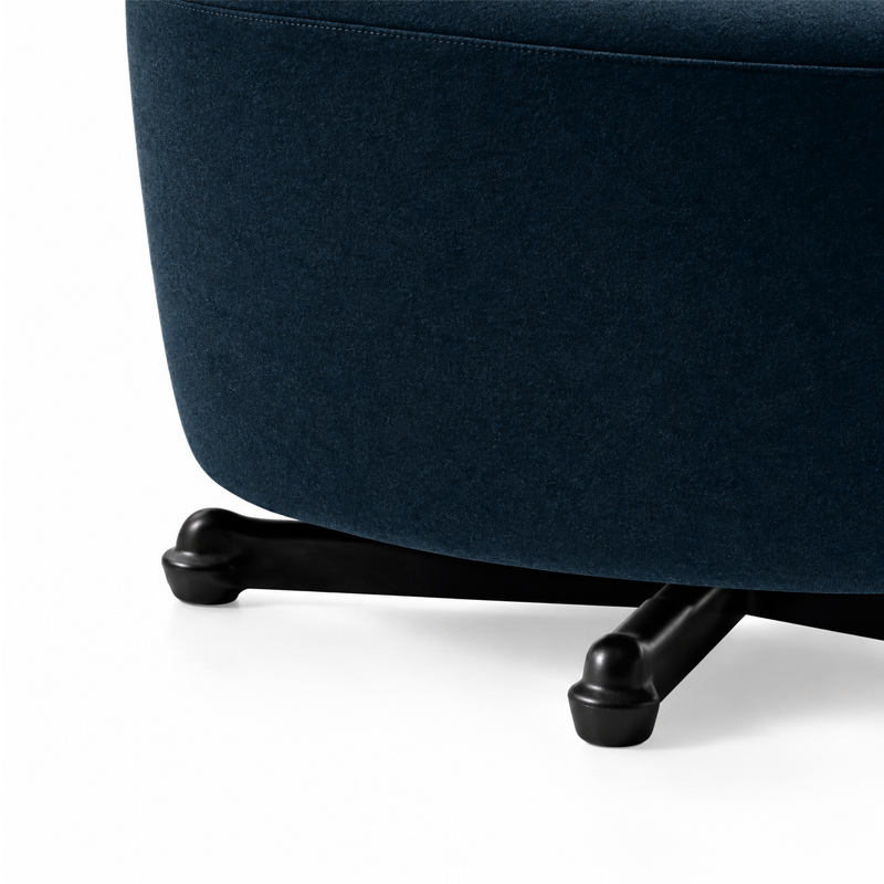 Gros plan sur le piètement noir du fauteuil Canta Cassina et son revêtement en tissu bleu foncé