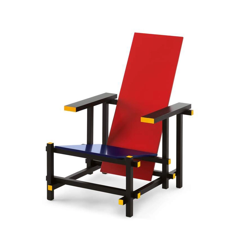Fauteuil Red and Blue 635 Cassina par Gerrit Rietveld, structure noire, dossier rouge et assise bleue, vue de trois quarts
