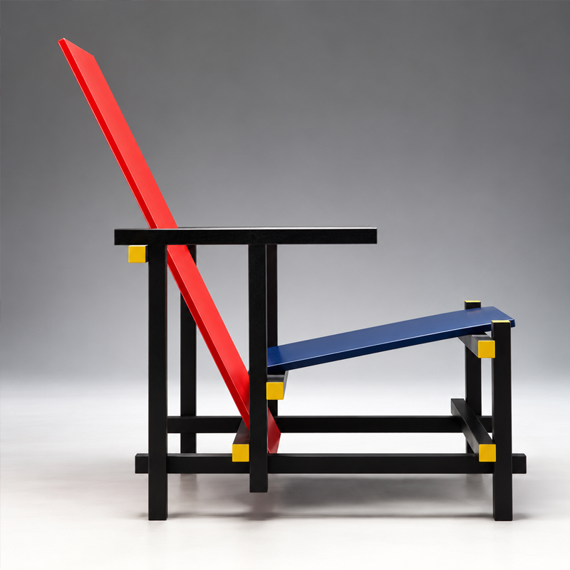 Vue de profil du fauteuil Red and Blue Cassina avec dossier rouge incliné, assise bleue et structure noire