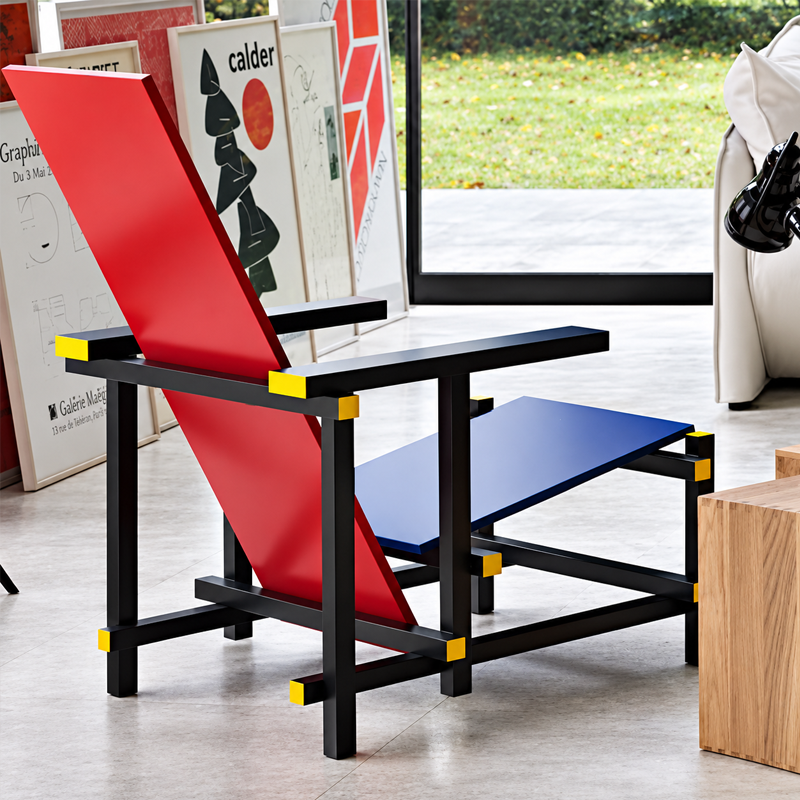 Vue arrière du fauteuil Red and Blue Cassina montrant le dossier rouge, l'assise bleue et la structure géométrique noire
