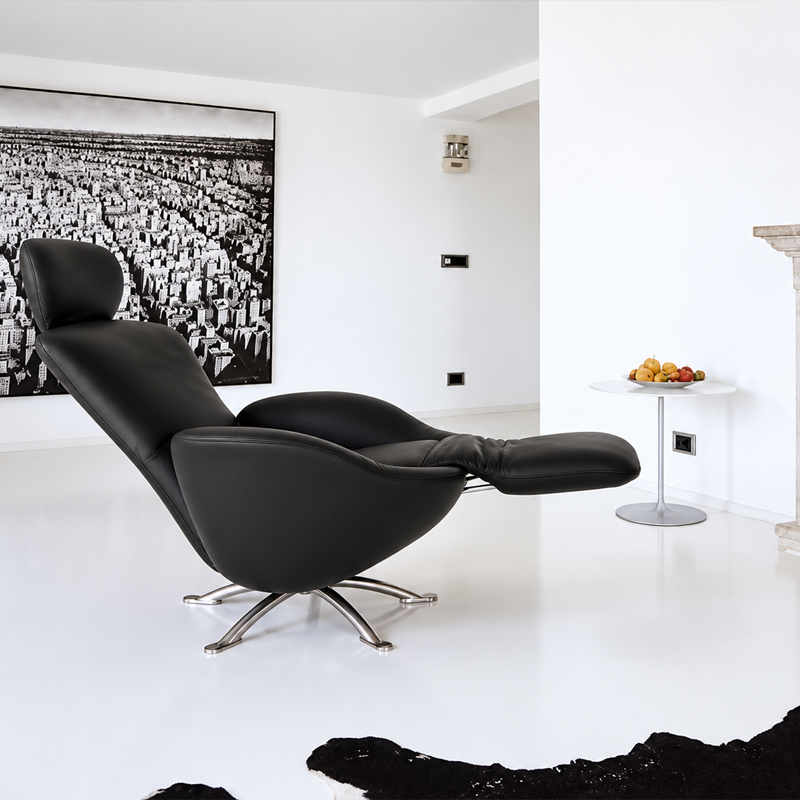 Fauteuil relax Dodo en cuir noir de Toshiyuki Kita dans un salon contemporain lumineux