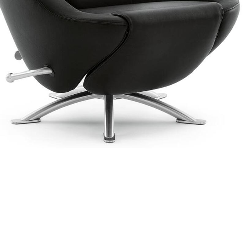 Gros plan sur le piètement pivotant en acier nickelé satiné du fauteuil Dodo K10 Cassina
