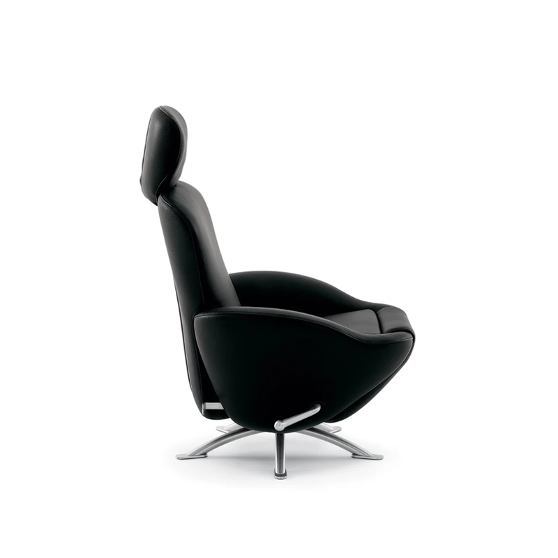Vue de profil du fauteuil Dodo Cassina en cuir noir avec dossier ergonomique et appuie-tête arrondi