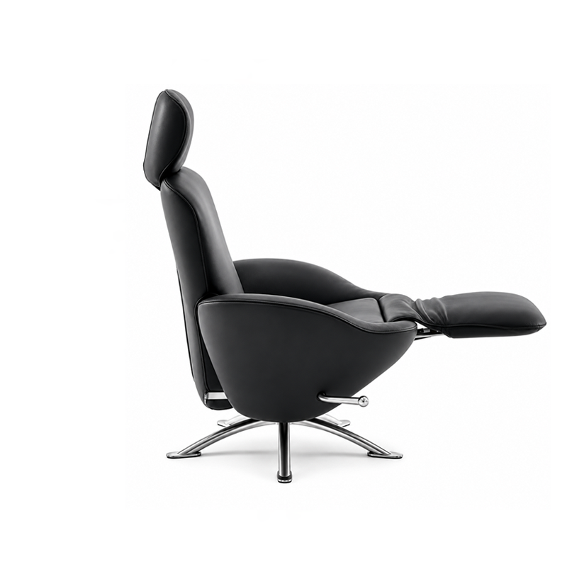 Fauteuil Dodo K10 Cassina en cuir noir entièrement incliné, avec repose-jambes déployé en position chaise longue