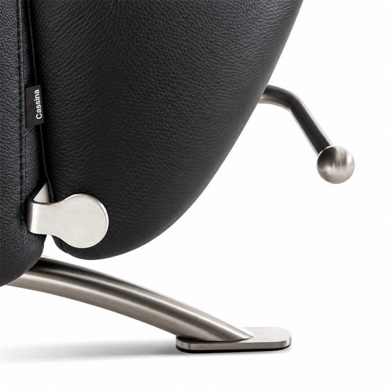 Gros plan sur la commande métallique de réglage du dossier du fauteuil Dodo Cassina en cuir noir