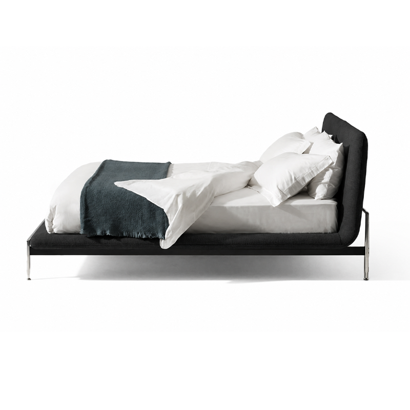 Lit double Esosoft L55 Cassina en tissu noir avec tête de lit inclinée et piètement en aluminium poli, vue latérale