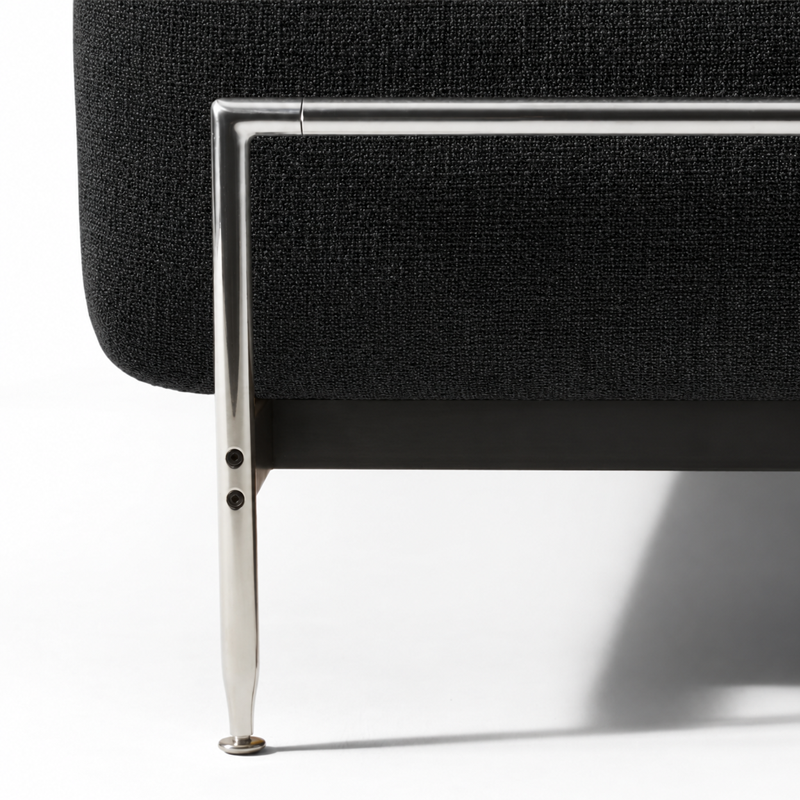 Gros plan sur la structure métallique en aluminium poli et le revêtement noir du lit Esosoft Cassina
