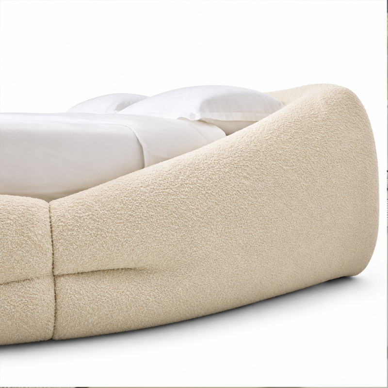 Vue latérale du lit Mon-Nid Cassina montrant son cadre rembourré épais et sa tête de lit arrondie