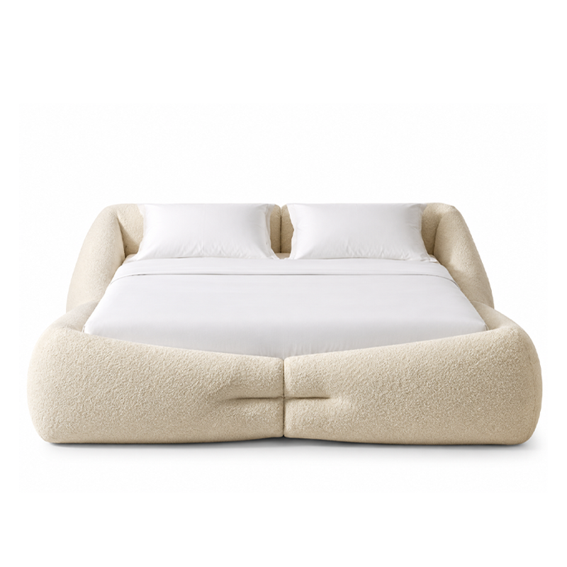 Lit Mon-Nid L61 Cassina en tissu écru texturé, avec tête de lit enveloppante, vue de face sur fond blanc