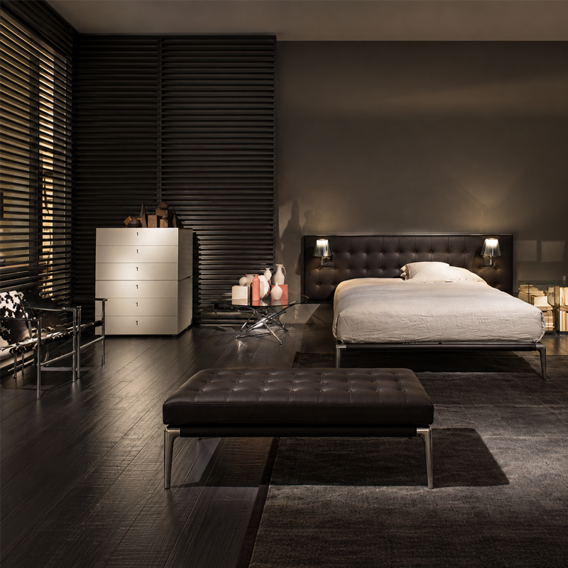 Lit Volage de Philippe Starck dans une chambre contemporaine aux tonalités sombres et à l'éclairage chaleureux