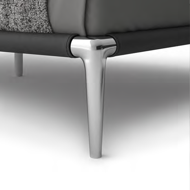 Détail du pied en aluminium poli et du cadre tapissé du lit Volage L26 de Philippe Starck