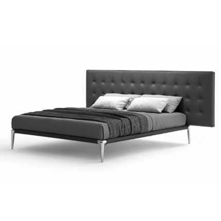 Lit double Volage L26 Cassina avec tête de lit capitonnée noire et piètement en aluminium, vue de trois quarts