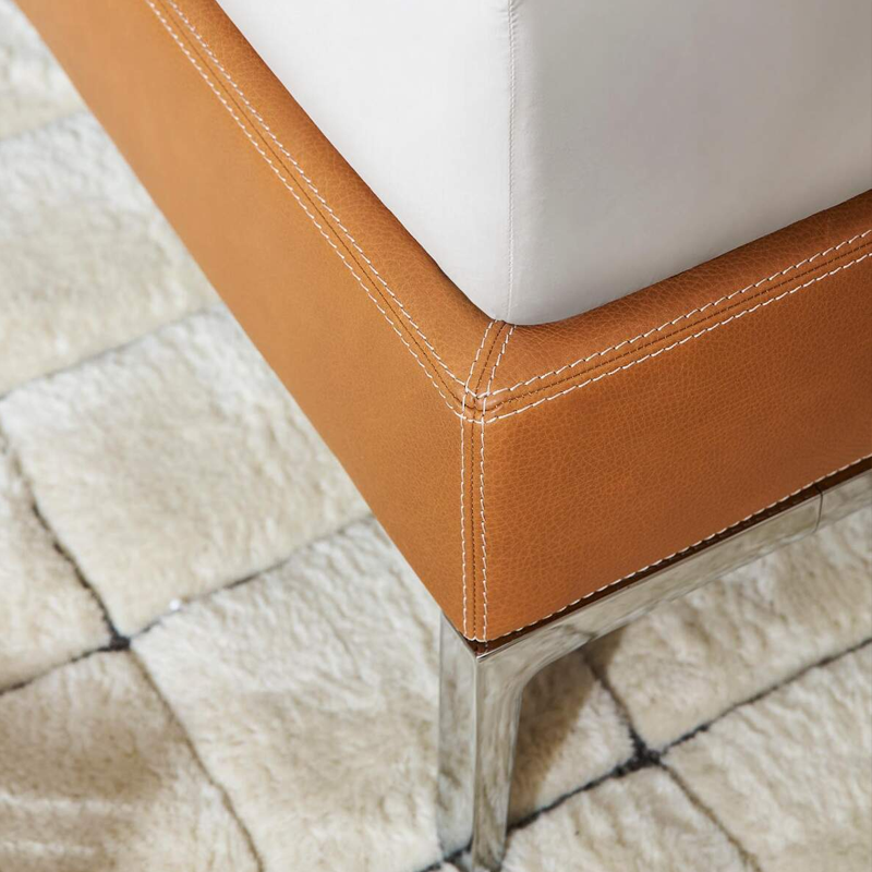 Gros plan sur le cadre du lit Volage Cassina en cuir Voyage Naturale avec surpiqûres contrastées ivoire