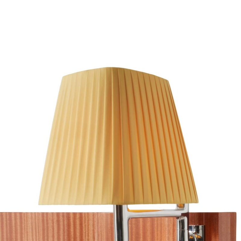 Gros plan sur l'abat-jour plissé couleur pêche de la lampe intégrée au lit Volage Cassina