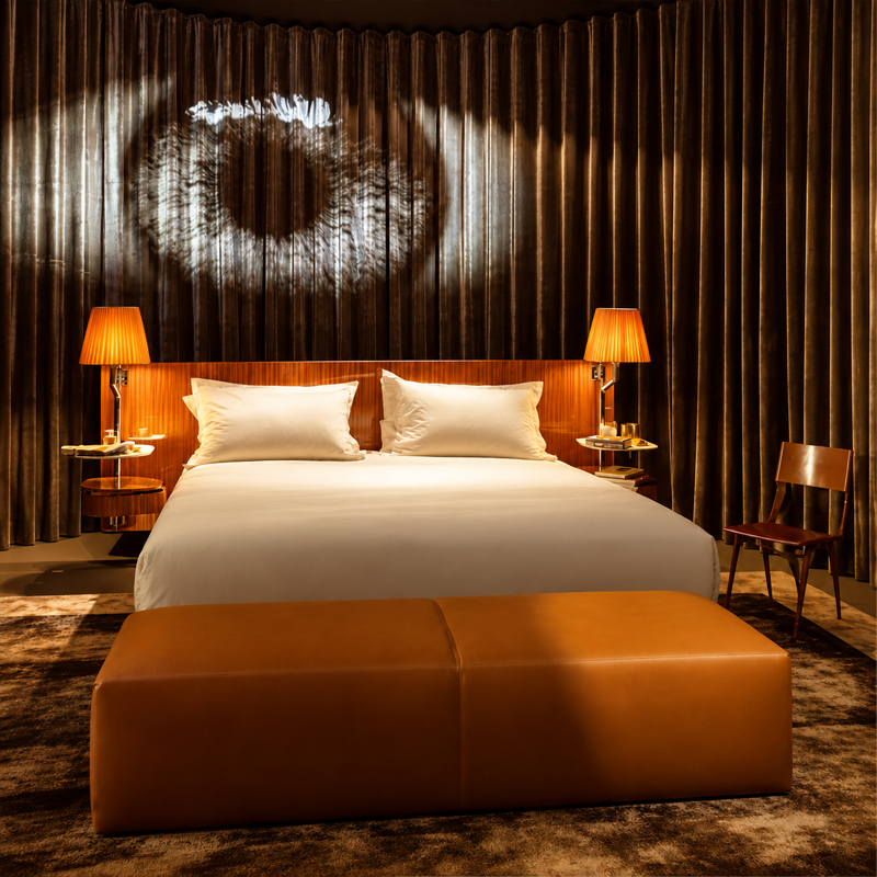 Lit Volage EX-S Night Wood Cassina en acajou brillant et cuir naturel dans une chambre aux boiseries foncées