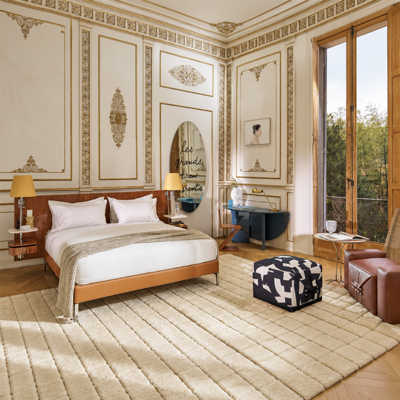 Lit Volage EX-S Night Wood Cassina en acajou brillant dans une chambre classique avec moulures