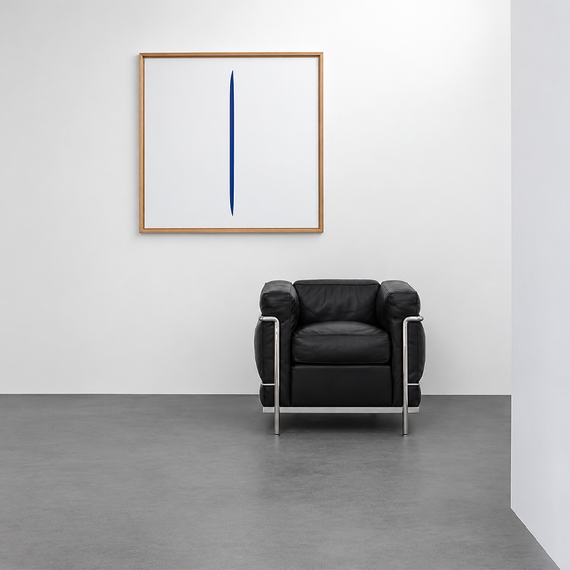 Miroir Reflections about Spatialism Cassina avec trait vertical bleu, exposé au-dessus d'un fauteuil LC2 noir