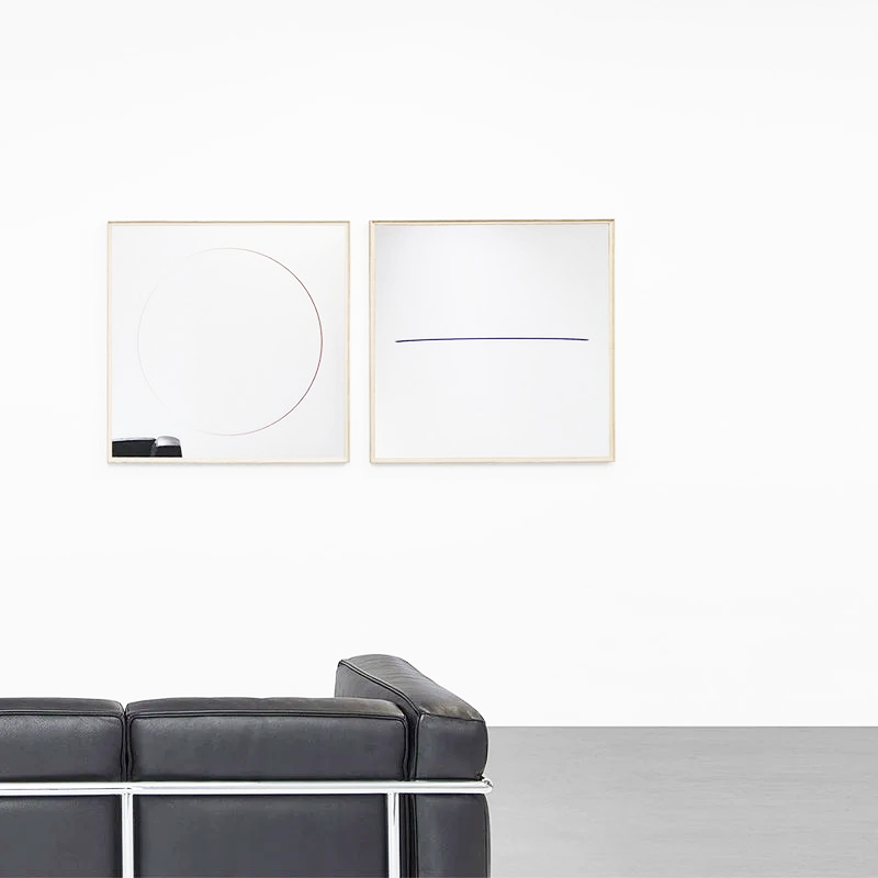 Deux miroirs décoratifs Deadline de Ron Gilad pour Cassina, installés au-dessus d'un canapé en cuir noir