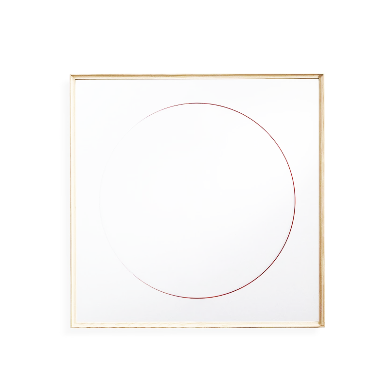 Miroir carré Eternal Sun 083 22 Cassina, cadre en frêne naturel et grand cercle rouge, design Ron Gilad