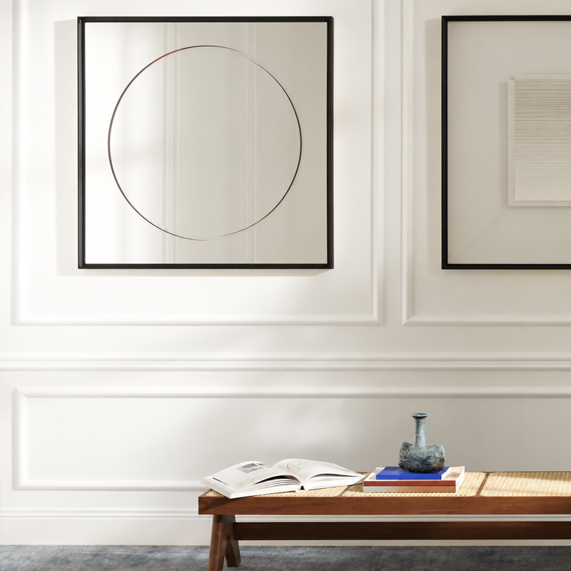 Miroir Eternal Sun 083 42 Cassina avec cadre en frêne teinté noir et motif circulaire, dans un intérieur classique