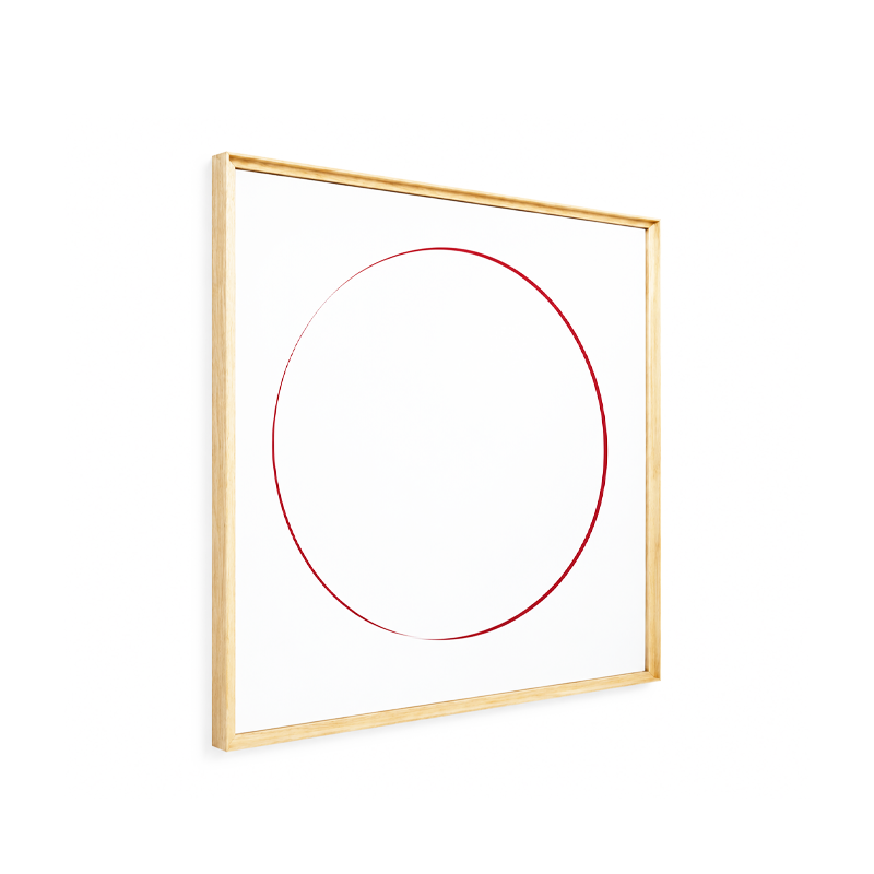 Miroir Eternal Sun Cassina avec cadre en frêne naturel et motif circulaire rouge, vue de trois quarts sur fond blanc