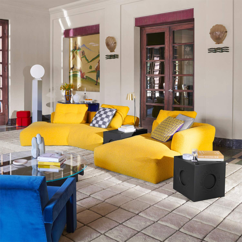 Module Modular Imagination noir de Virgil Abloh utilisé comme table d'appoint près d'un canapé jaune