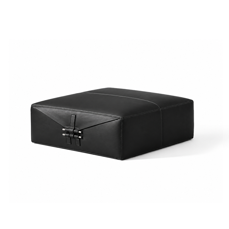 Pouf Somewhere El-S Cassina en cuir Voyage Nero noir avec fermoirs chromés, vue de trois quarts sur fond blanc