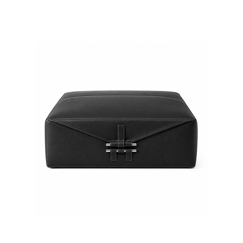 Vue de face du pouf carré Somewhere El-S Cassina en cuir Voyage Nero avec lanières et fermoirs métalliques