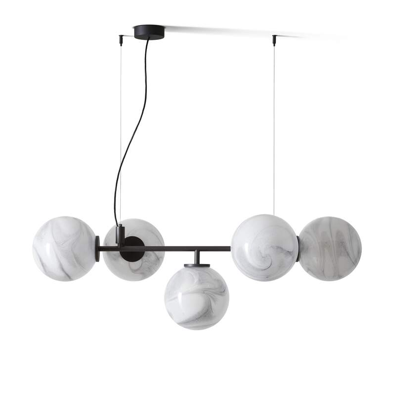 Suspension linéaire Starburst 089 28 Cassina avec cinq globes en verre marbré blanc et structure noire, sur fond blanc