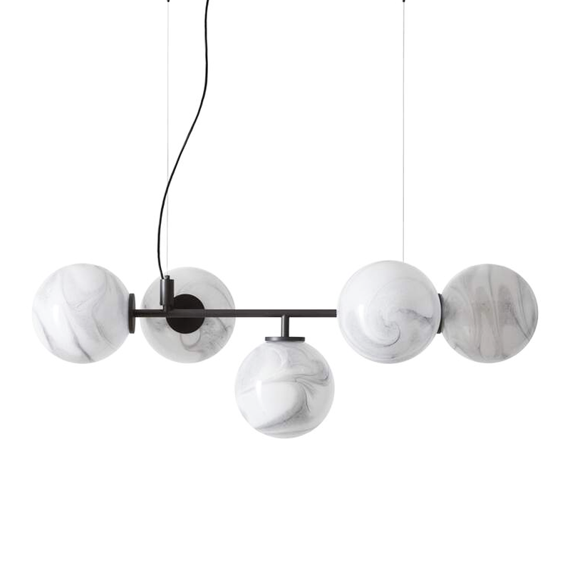 Suspension linéaire Starburst 089 28 Cassina avec cinq globes en verre marbré blanc et structure noire, sur fond blanc