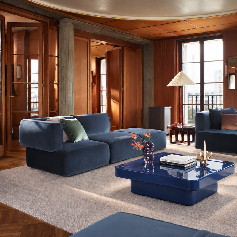 Table basse Ardys 85 × 85 bleu cobalt en situation dans un salon