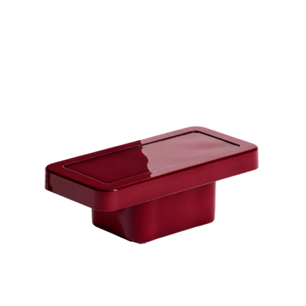 Table basse Ardys Cassina en béton laqué rouge amarante, vue de trois quarts