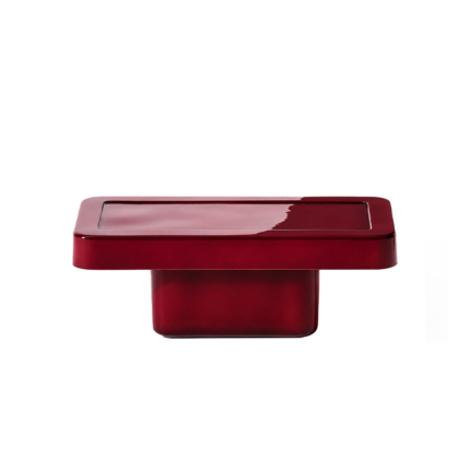 Table basse Ardys rouge amarante Cassina, vue de face sur fond blanc