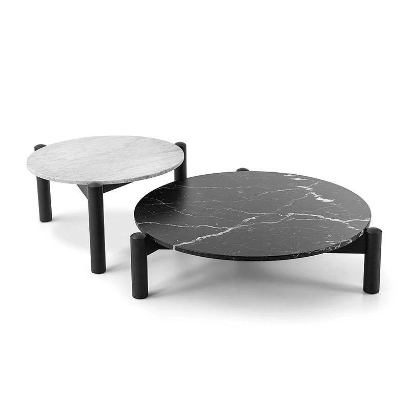 Tables basses 535 Cassina avec plateaux ronds en marbre blanc et noir Marquina, piètements noirs