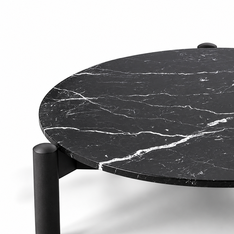 Gros plan sur les veines blanches du plateau en marbre noir Marquina de la table basse Cassina 535