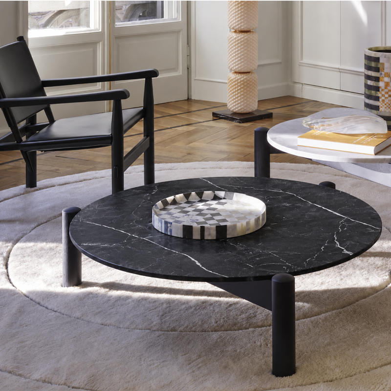 Table basse 535 Cassina en marbre noir Marquina dans un salon contemporain avec fauteuils design