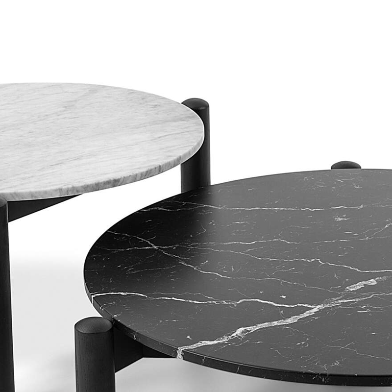 Détail des plateaux en marbre blanc et noir des tables basses à plateau interchangeable Cassina