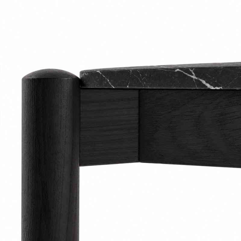 Détail du piètement en bois teinté noir et du plateau en marbre Marquina de la table basse 535 Cassina