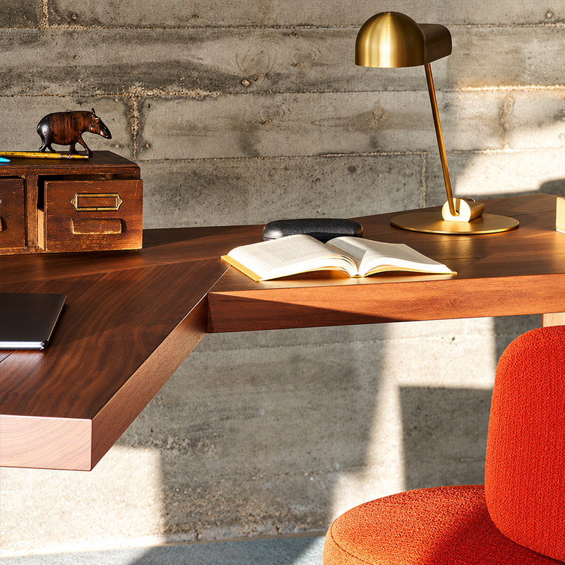 Table Ventaglio 511 Cassina en noyer Canaletto utilisée comme bureau avec lampe de lecture, design Charlotte Perriand