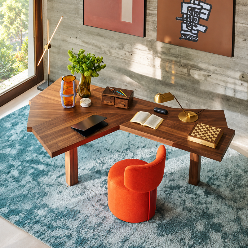 Table Ventaglio en noyer Canaletto de Charlotte Perriand dans un intérieur contemporain avec fauteuil orange