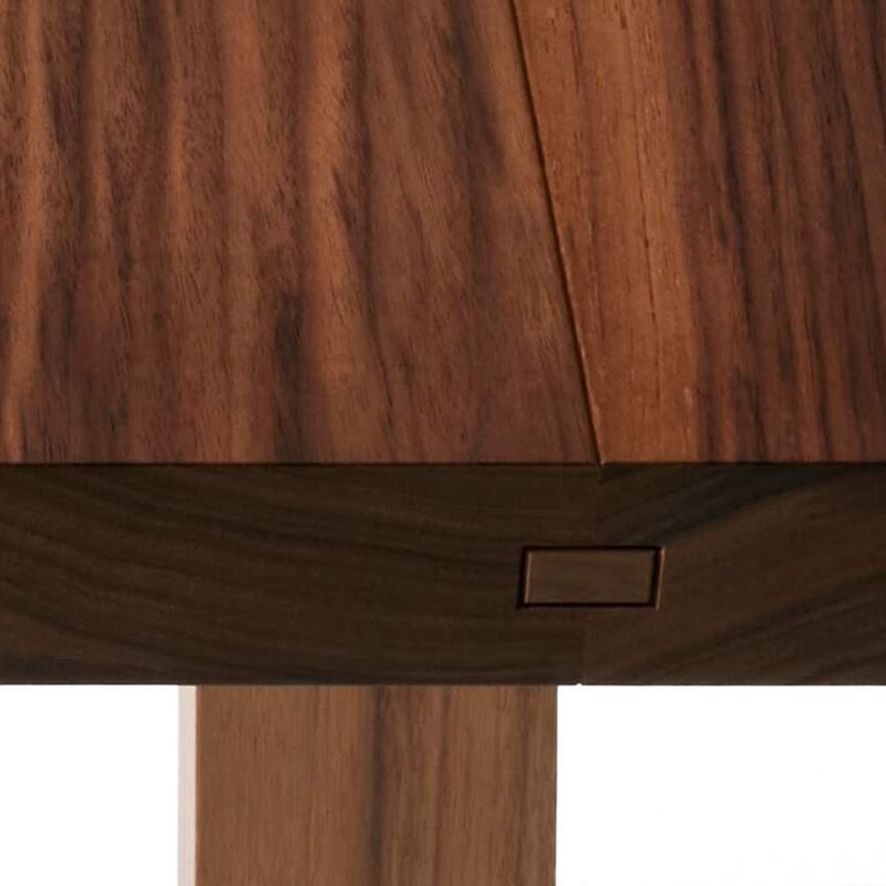 Gros plan sur les assemblages et les jonctions en bois du plateau de la table Ventaglio Cassina